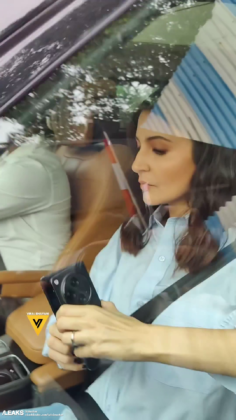 Az összecsukható OnePlus Open okostelefont indiai színésznő kezében látjuk egy videóban