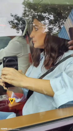 Az összecsukható OnePlus Open okostelefont indiai színésznő kezében látjuk egy videóban