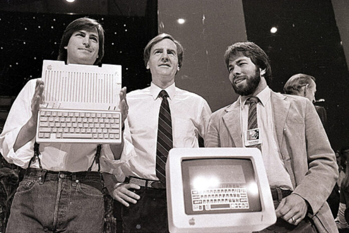 A 1984-ben debütált gép 9 hüvelykes monokróm kijelzővel, a MacWrite és a MacPaint alkalmazásokkal került a boltok polcaira.