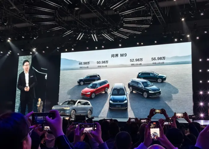 Richard Yu Chengdong, a Huawei Technologies intelligens autózási megoldások üzletágának elnöke bemutatta az új Aito M9 elektromos sport terepjárót (a fenti fotó), amelyet a Seres autógyártóval közösen fejlesztettek, egy eseményen Shenzhenben, 2023. december 26-án.