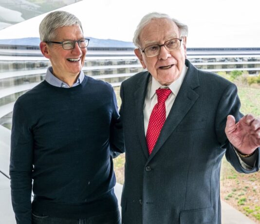 Warren Buffett eladta az Apple részvényei felét; Mi motiválhatta a befektetési guru e a lépését?