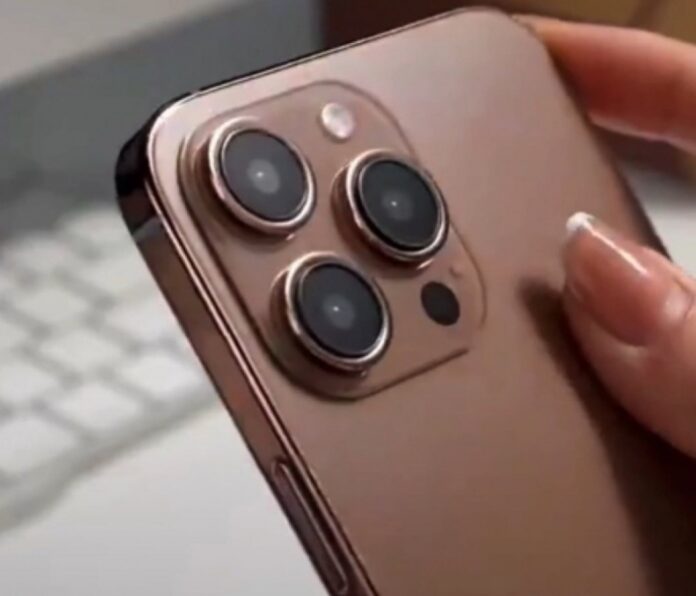 Egy új videóban végre megcsodálhatjuk az Apple hamarosan megjelenő iPhone 16 Pro Max készülékét egy teljesen új, „Desert Titanium” néven emlegetett színben.