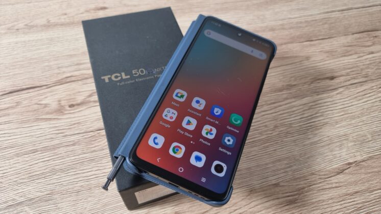 TCL 50 NXTPaper 5G kicsomagolás: papírszerű kijelző, ceruzás tok és akár 7 napos üzemidő