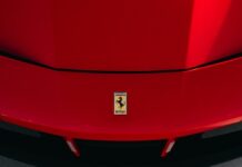 A Ferrari első elektromos autója októberben érkezik; álcázva tesztelik Olaszországban